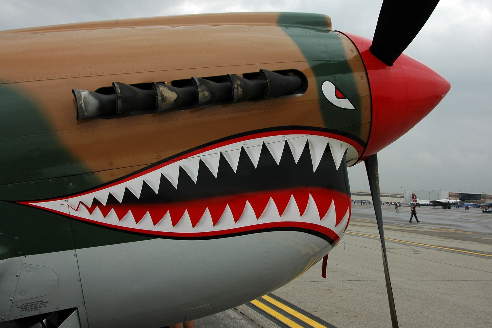 ¿Qué unidad de pilotos estadounidenses hacía famoso este diseño de fauces de tiburón en sus cazas?