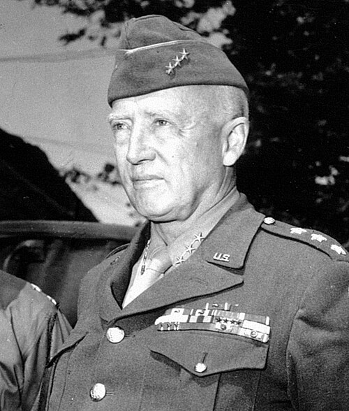 ¿Qué general de EE. UU., fotografiado aquí durante la Segunda Guerra Mundial, era conocido por su carácter combativo y su dominio de la guerra acorazada?