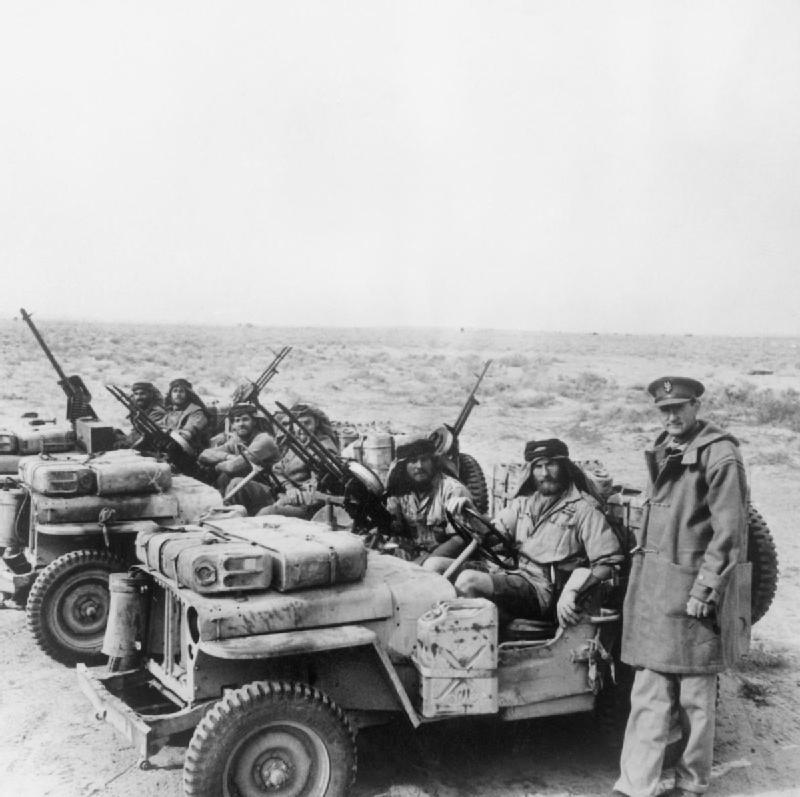 La fotografía muestra a un oficial junto a una patrulla motorizada en el desierto norteafricano en 1943. ¿A qué unidad pertenecía?