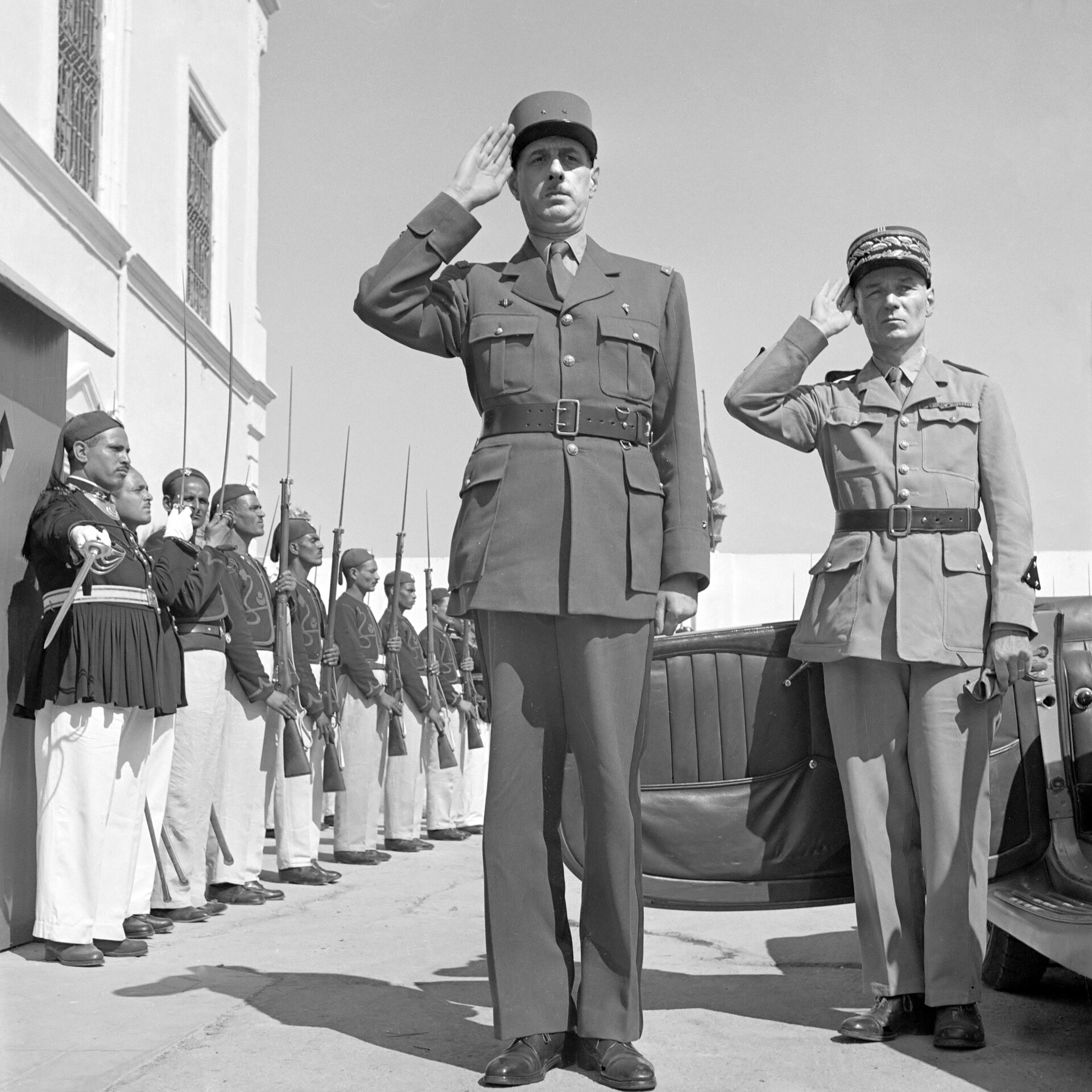 ¿Qué general aparece en esta fotografía tomada durante la Segunda Guerra Mundial?
