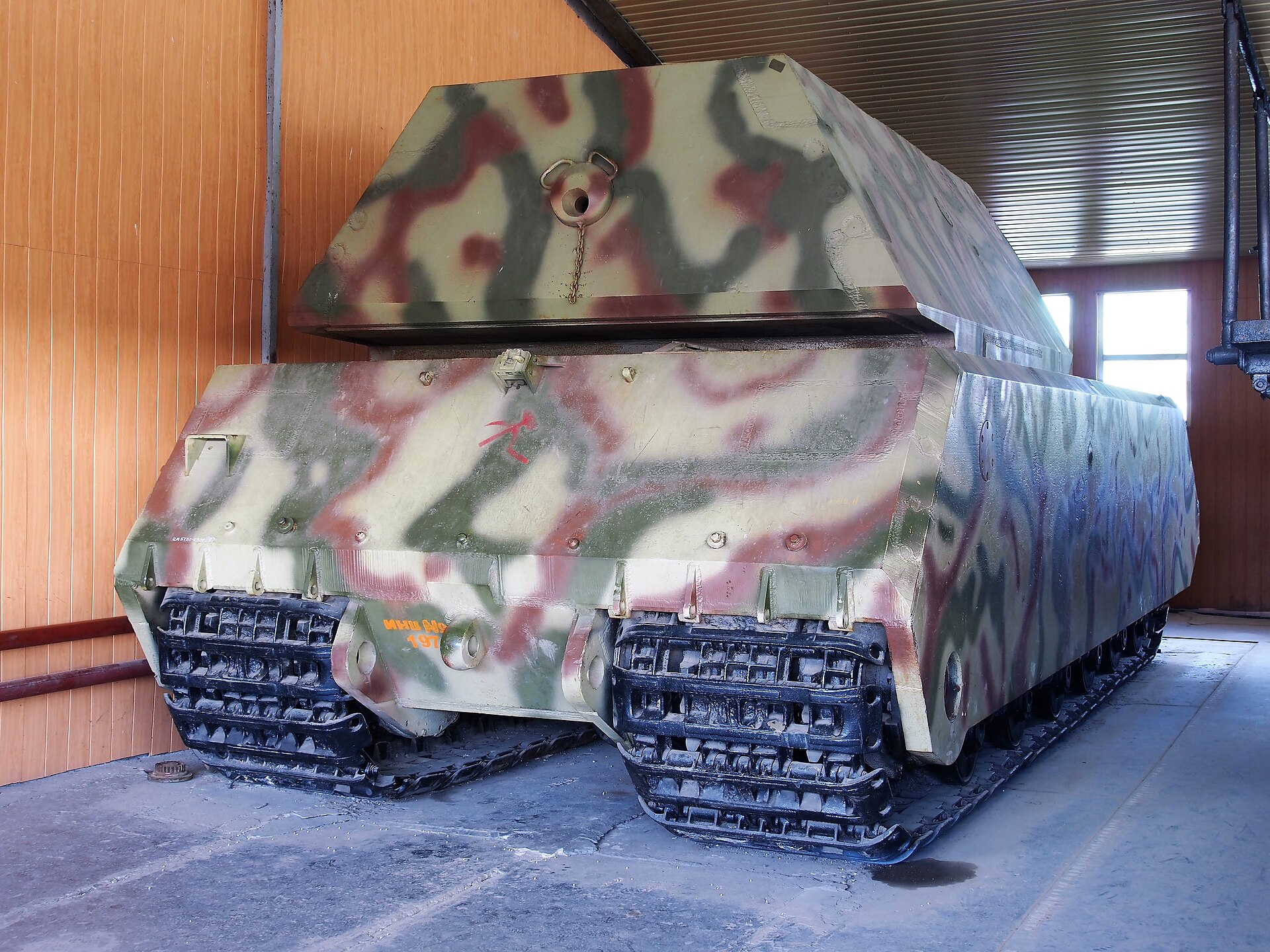 ¿Qué prototipo alemán, el vehículo blindado más pesado jamás completado, se conserva hoy en el museo de Kubinka tras su captura en 1945?