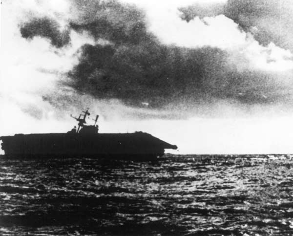 ¿Qué portaaviones estadounidense aparece siendo abandonado por su tripulación en esta imagen del 26 de octubre de 1942?