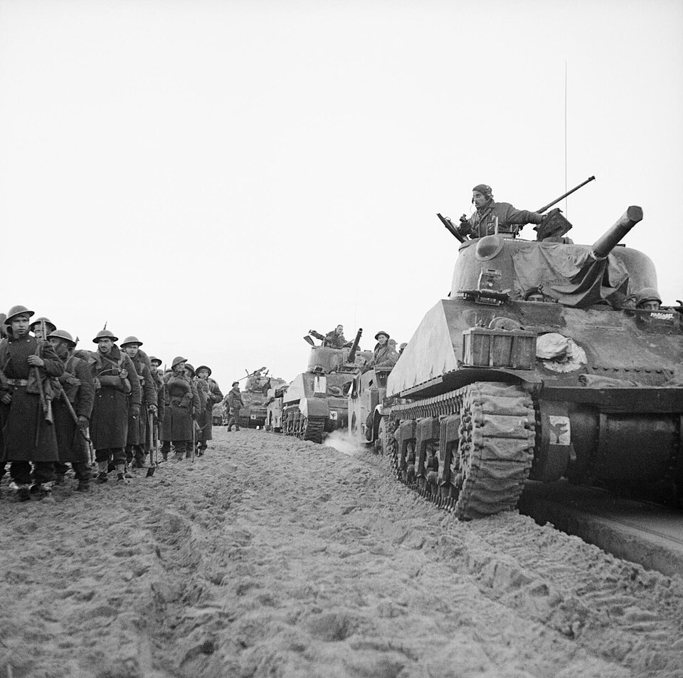 ¿Qué operación aliada muestra esta fotografía de tanques e infantería desembarcando en una playa italiana?