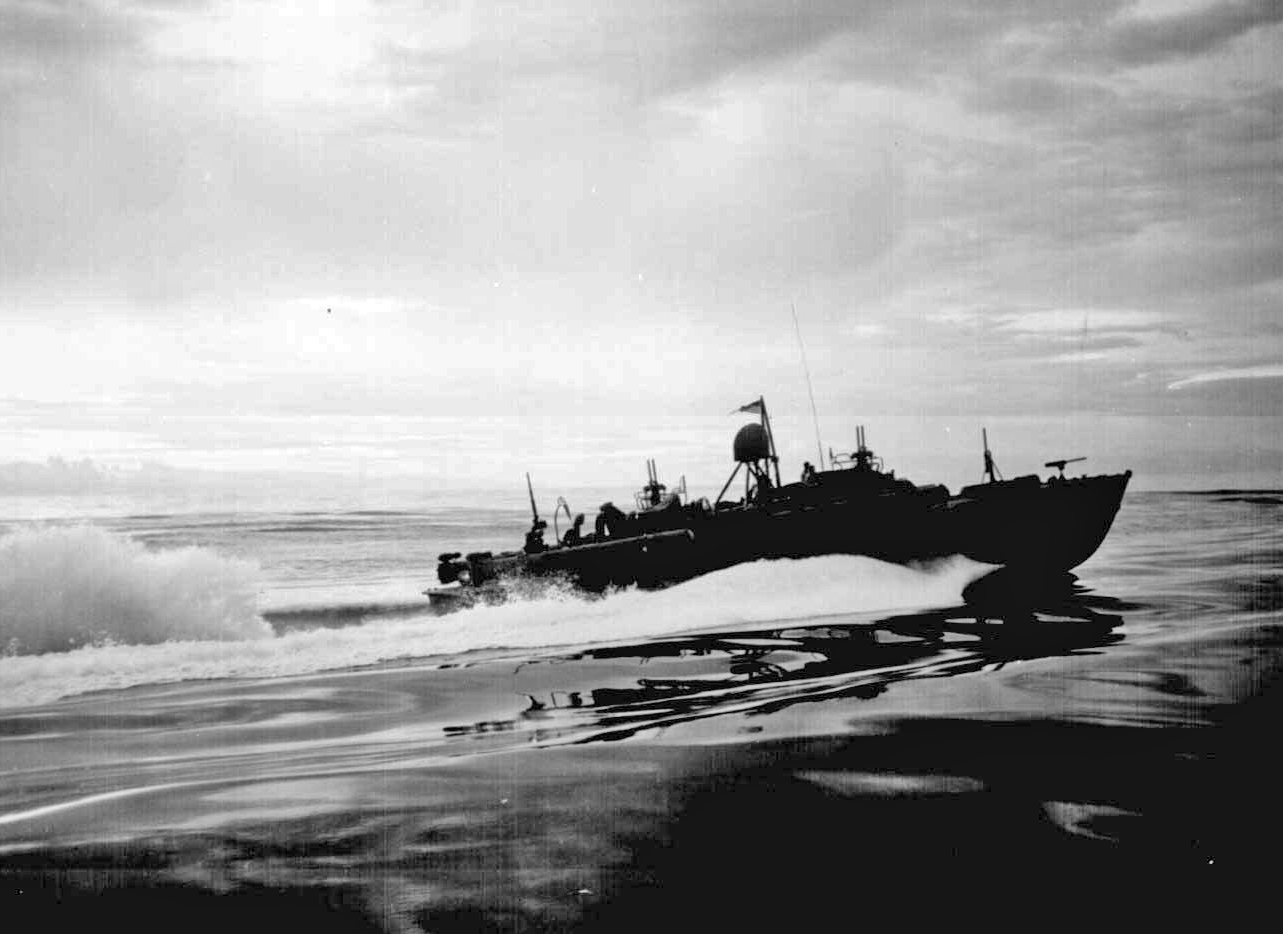 ¿Qué tipo de embarcación estadounidense aparece patrullando en esta fotografía de 1943?